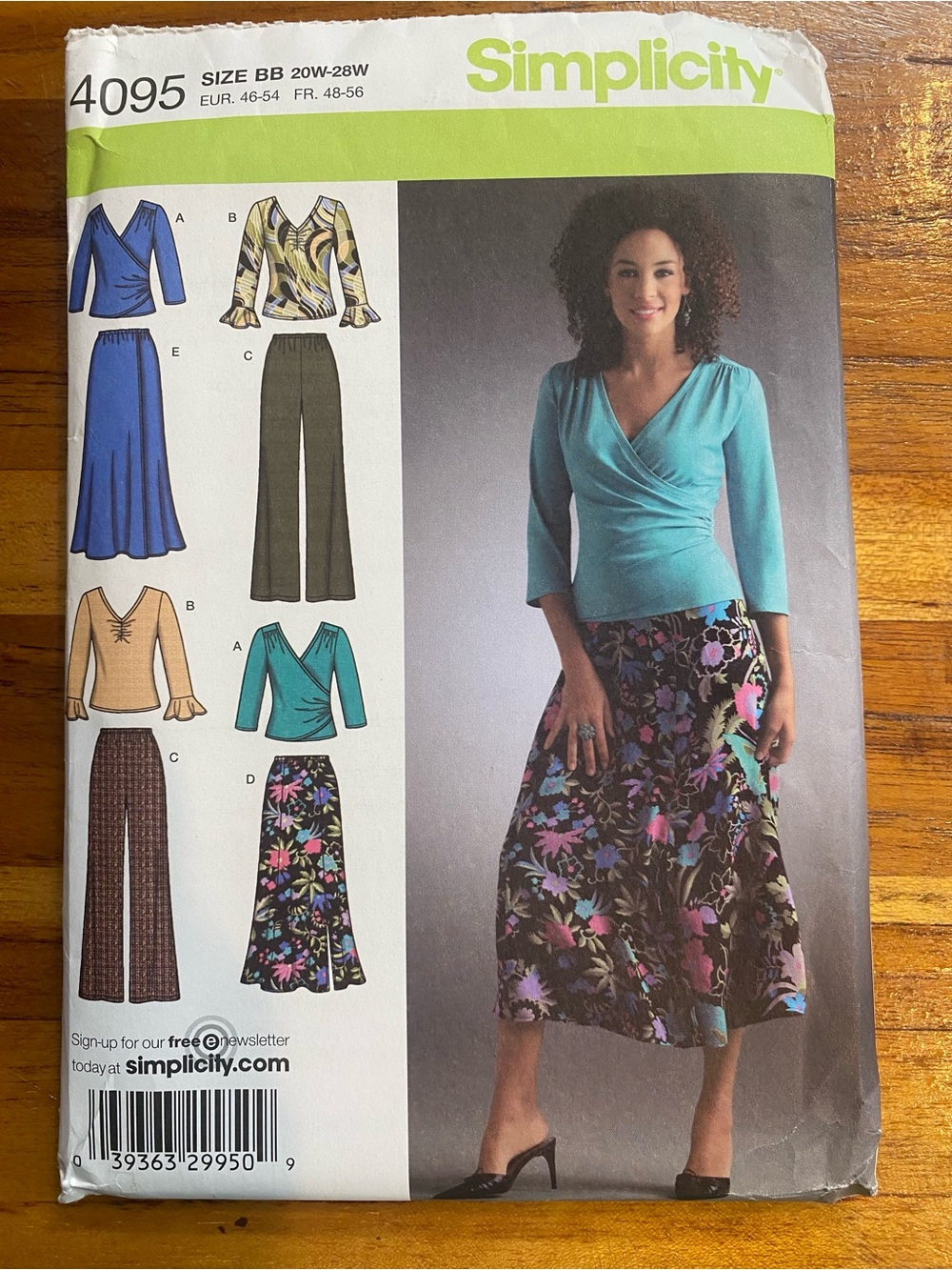 Simplicity 4095 New uncut sewing pattern.Women wardrobe top pant skirt 20W-28W